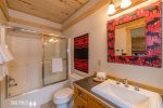 Main Floor Master Bath en Suite with Shower/Tub Combo
